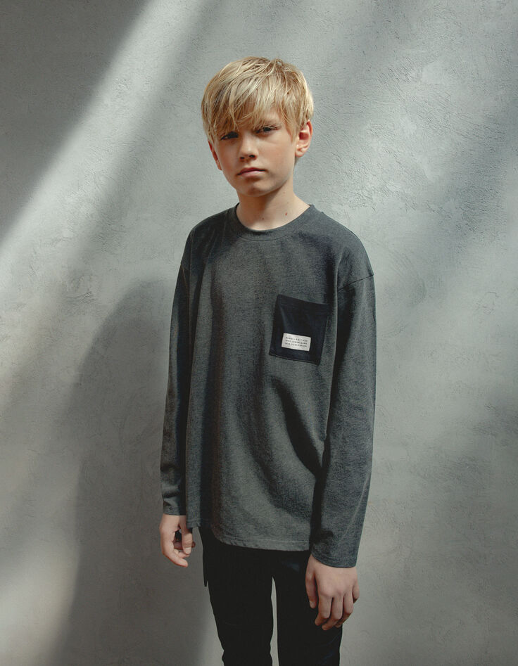 Grey t-shirt with pocket and gum message on boy's back-1