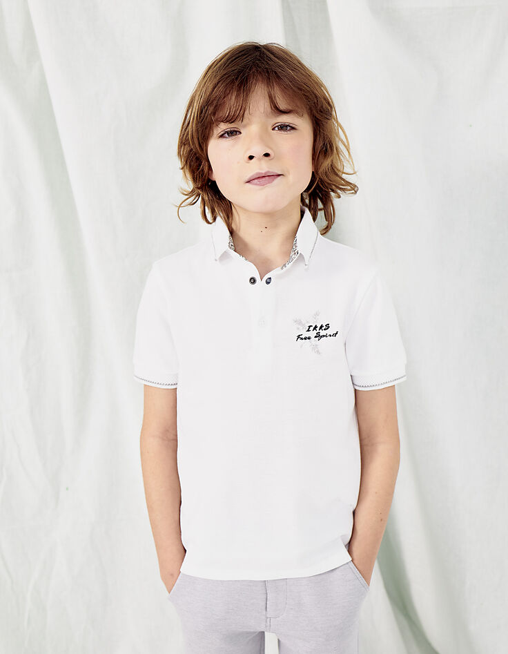 Optisch weißes Jungenpoloshirt mit Stickerei -1