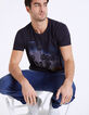Camiseta marina con foto de palmeras y rayas Hombre-1