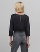 Blusa negra de rejilla con bordado floral-4