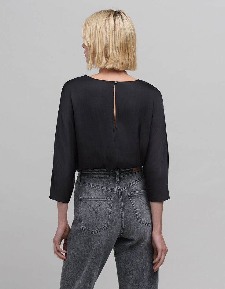 Blusa negra de rejilla con bordado floral-4