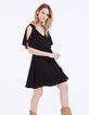 Robe noire cintrée en broderie anglaise détails bijoux-1