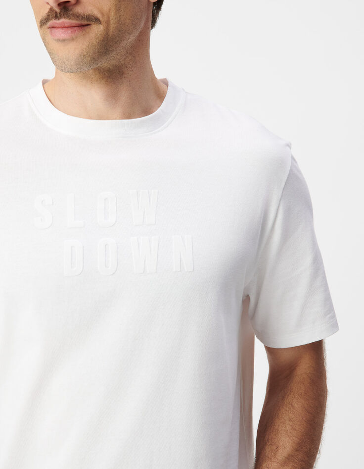 Herren T-Shirt aus wei&szlig;em Samt mit GEFLOCKTER Botschaft-1