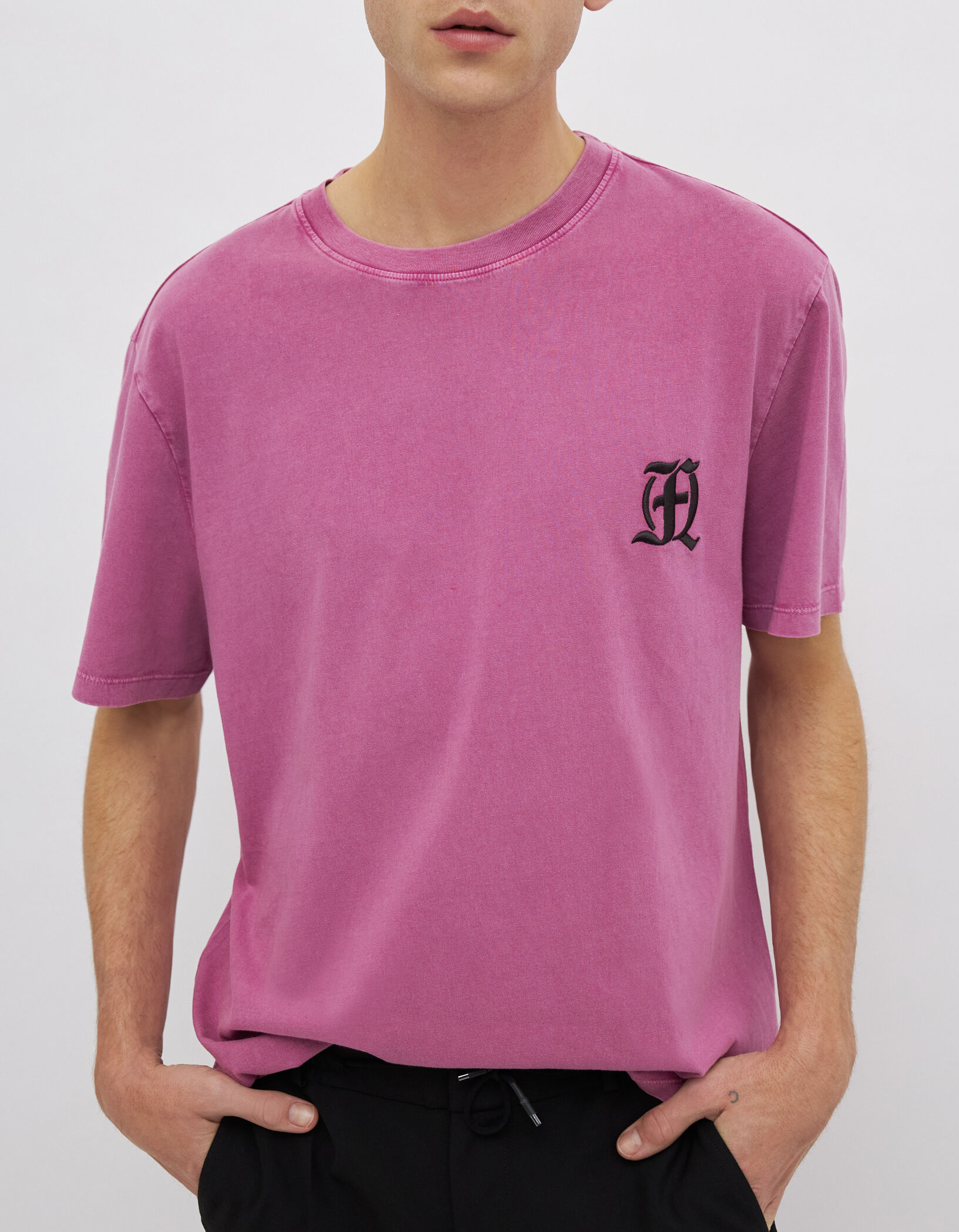 Camiseta con rosa bordada hombre sales