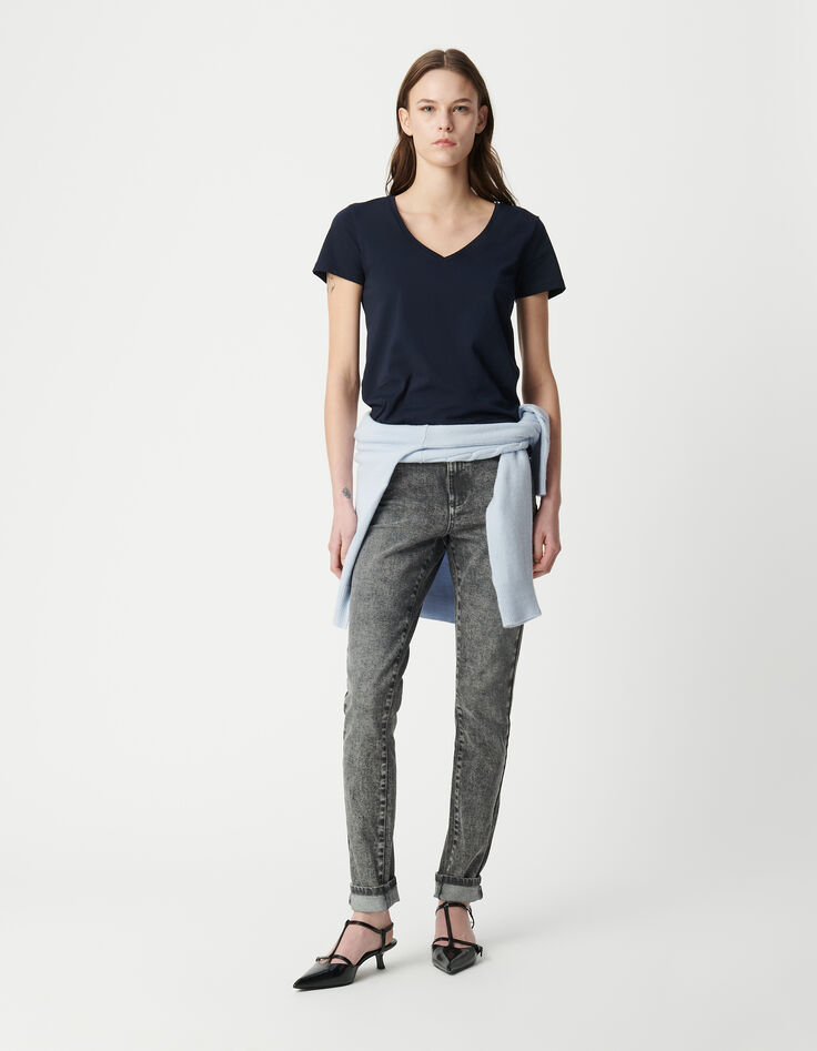 Camiseta de mujer azul marino con cuello en V y espalda bordada en espiga-1
