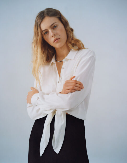 Gebroken witte hemdblouse gesatineerd vooraan te knopen
