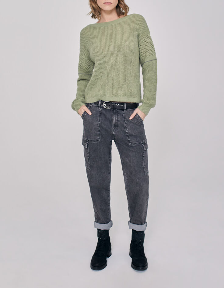 Pull kaki en maille avec jeux de point et chaînes sur les manches femme-1