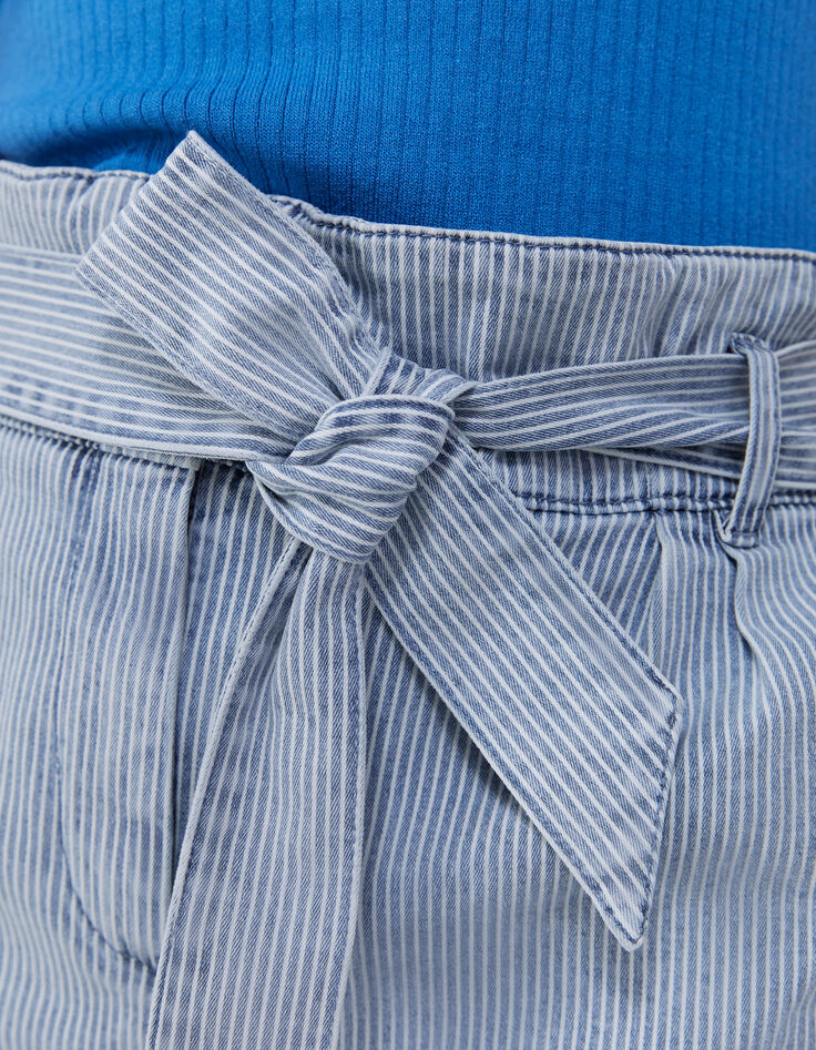 Blaue Damenshorts mit schmalen weißen Streifen-4