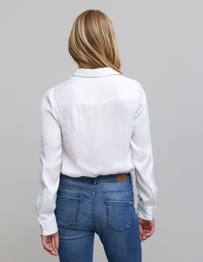Camisa blanca arrugada de mujer con ribete metálico