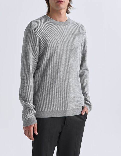 Grauer Herrenpullover aus Waffelreliefstrick