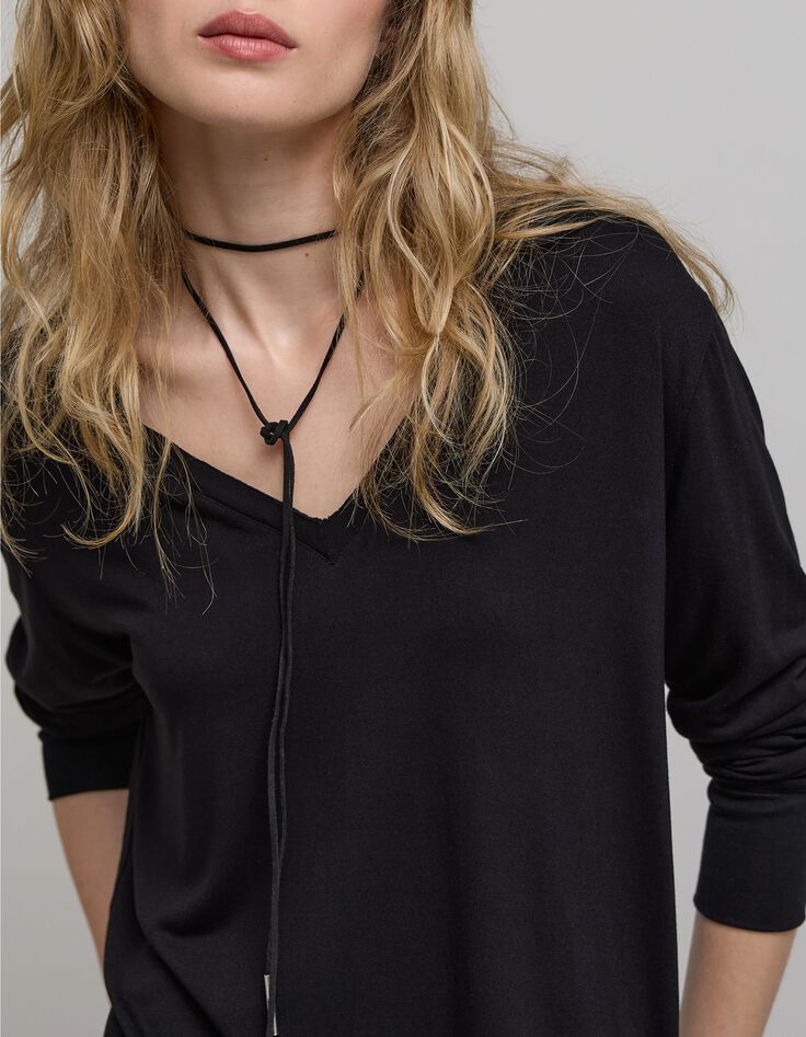 Camiseta negra con bordado de calavera en la espalda-4