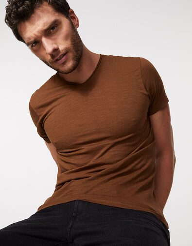Men’s cognac Essential V-neck T-shirt - IKKS