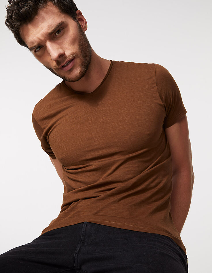 Men’s cognac Essential V-neck T-shirt-1