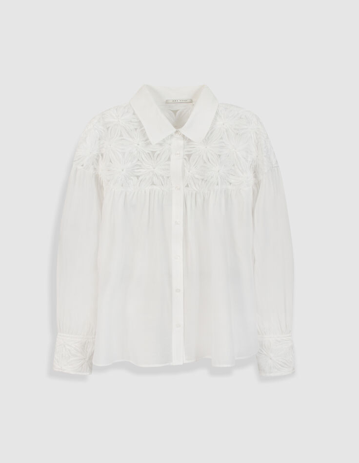 Camisa fluida blanca de mujer con detalles florales-7