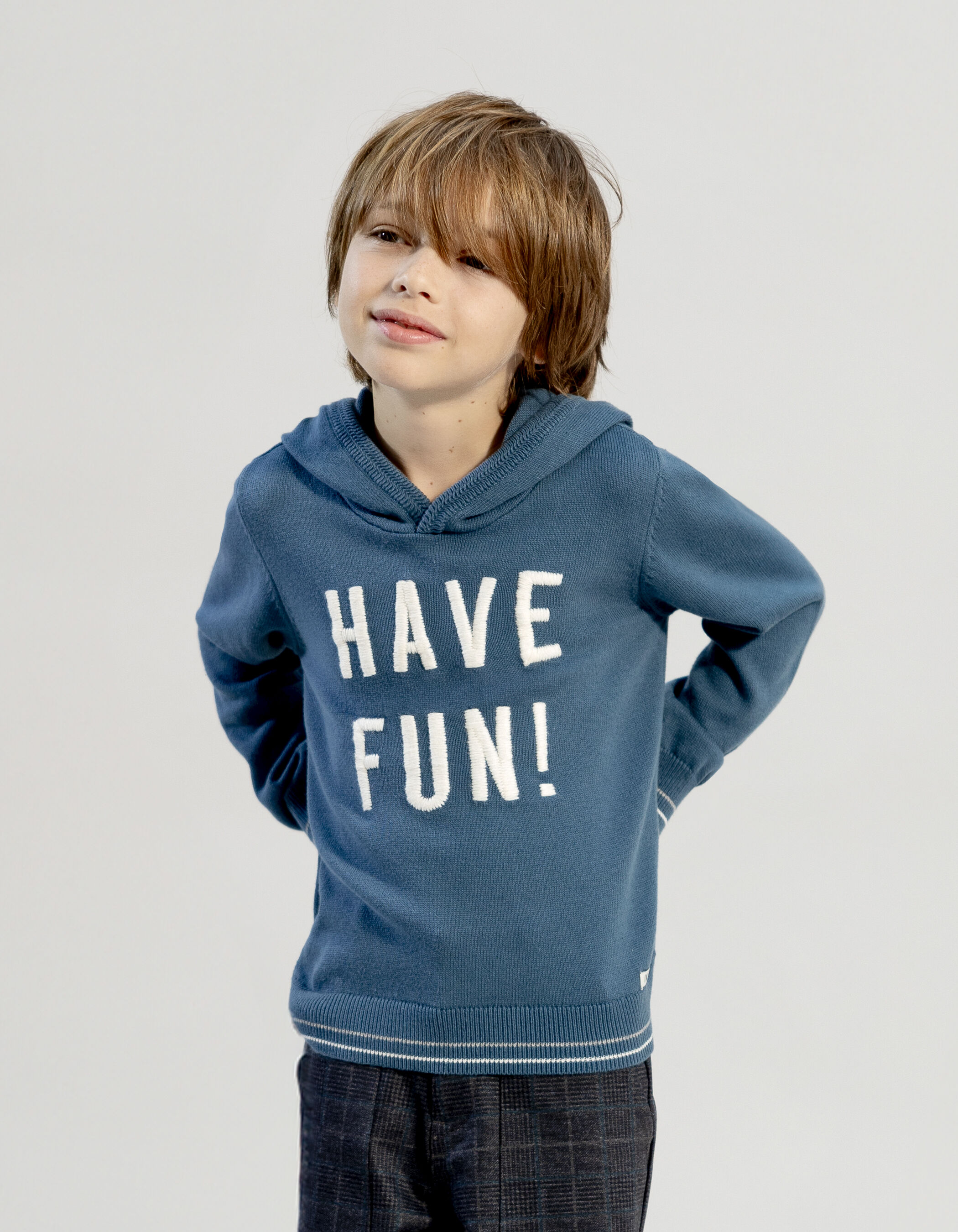 Pull bleu a capuche tricot message brode garcon IKKS
