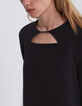 Vestido negro con collar de eslabones metal delante mujer-3