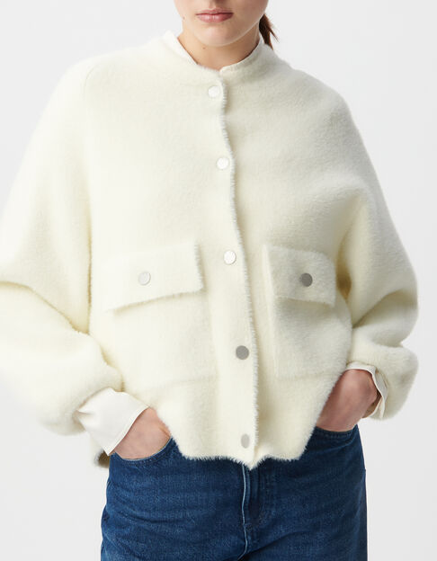 Wei&szlig;e flauschige STRICKJACKE f&uuml;r Damen mit Druckknopftaschen mit Patte - IKKS