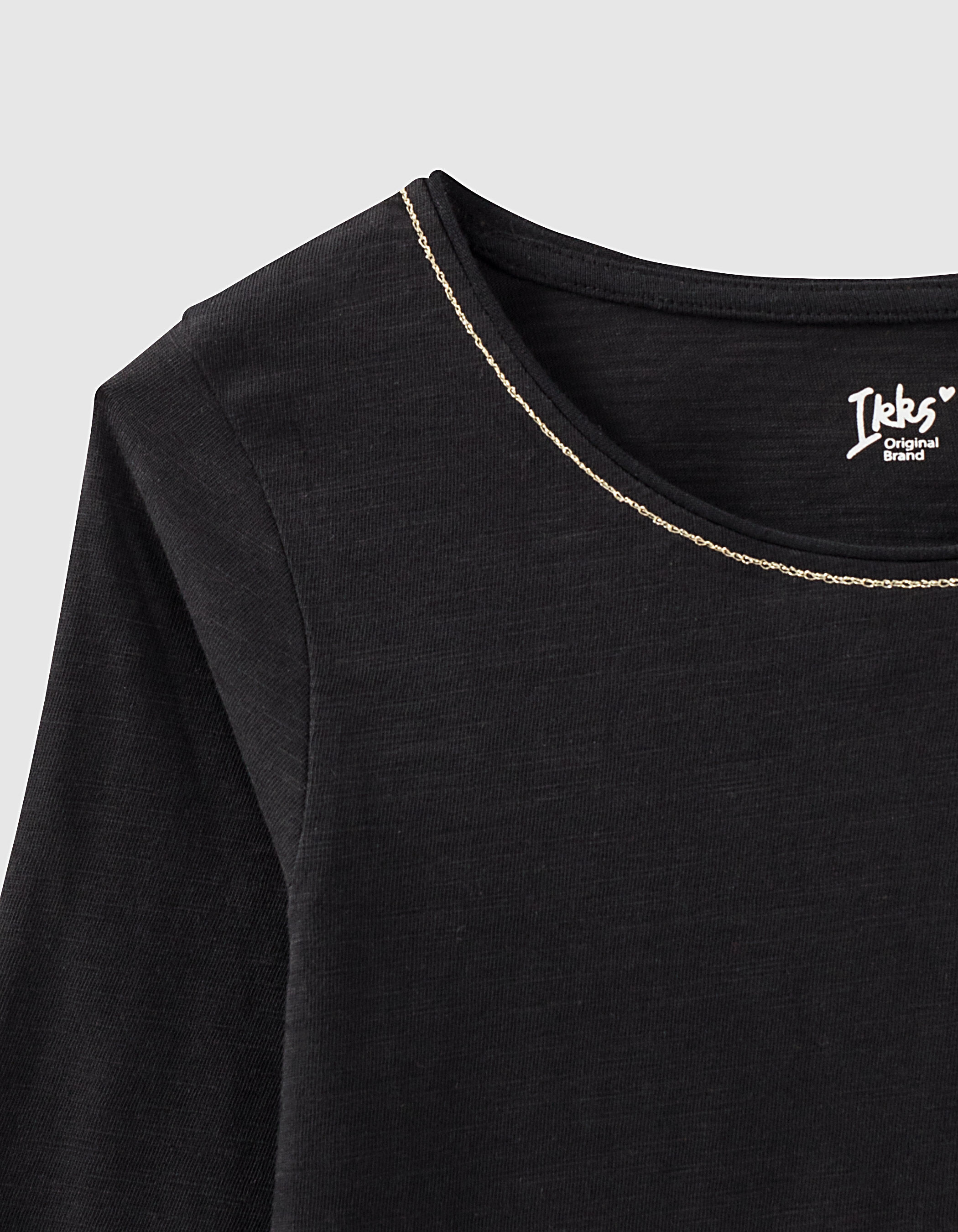 Camiseta negra Essentiels bordado IKKS ni a