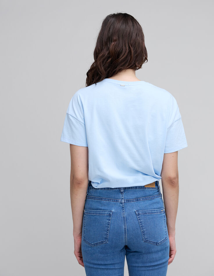 Camiseta mujer celeste con joya en el hombro-5