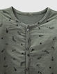 Hell khaki Strampelanzug mit Rocker-Print aus Biobaumwolle-3