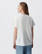 Camiseta blanca mensaje iridiscente-3