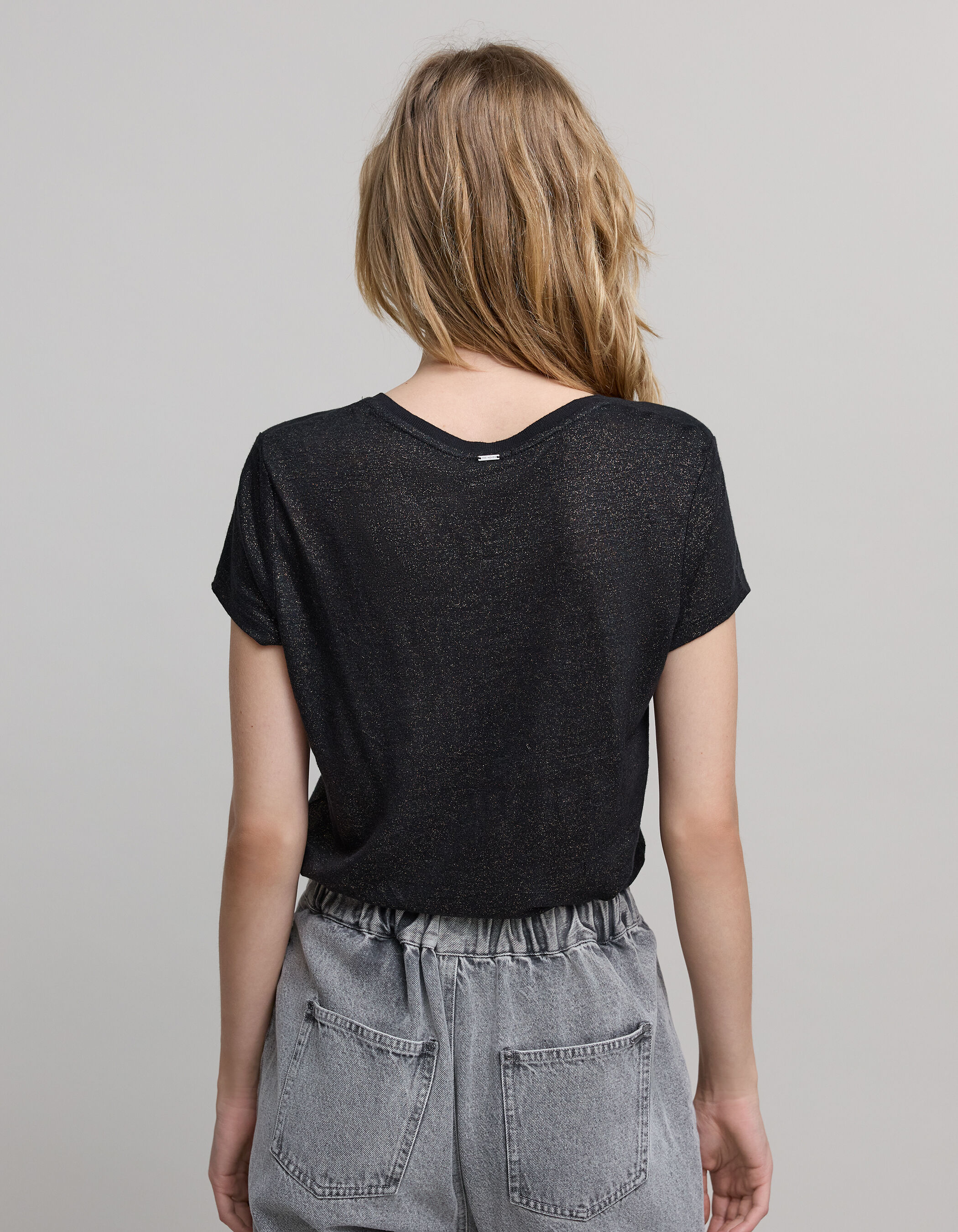 Camiseta cuello de pico negra de lino foil mujer IKKS