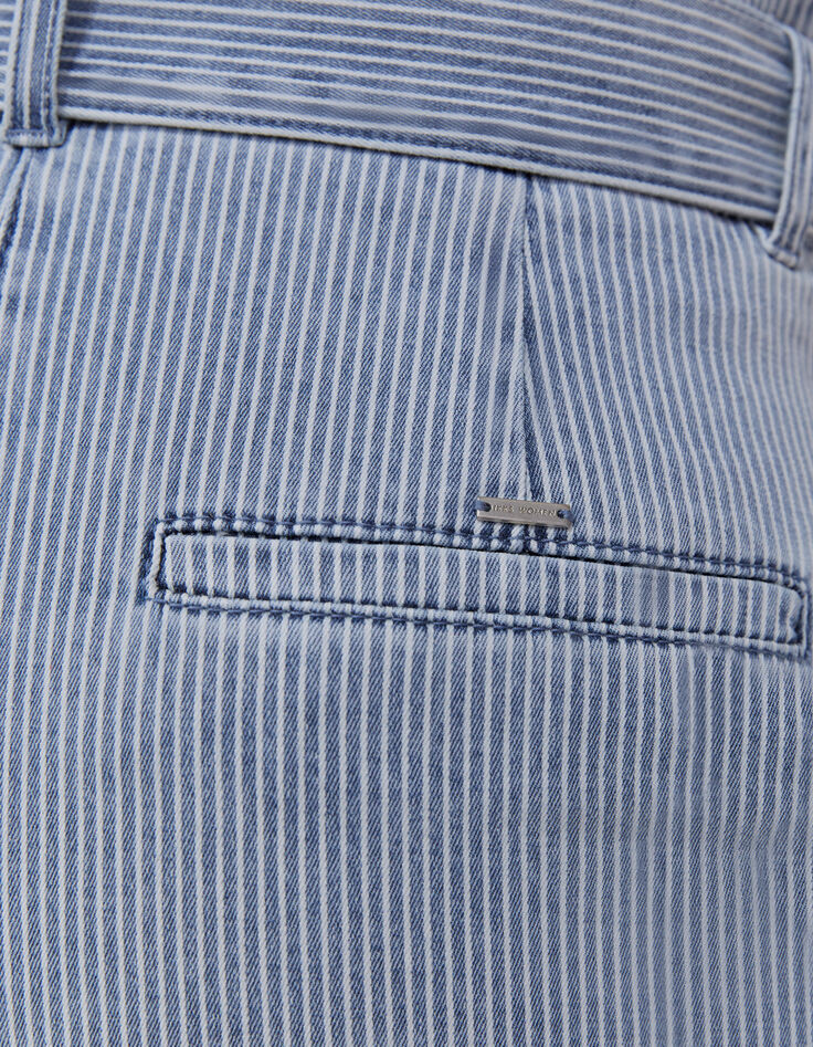 Blaue Damenshorts mit schmalen weißen Streifen-6