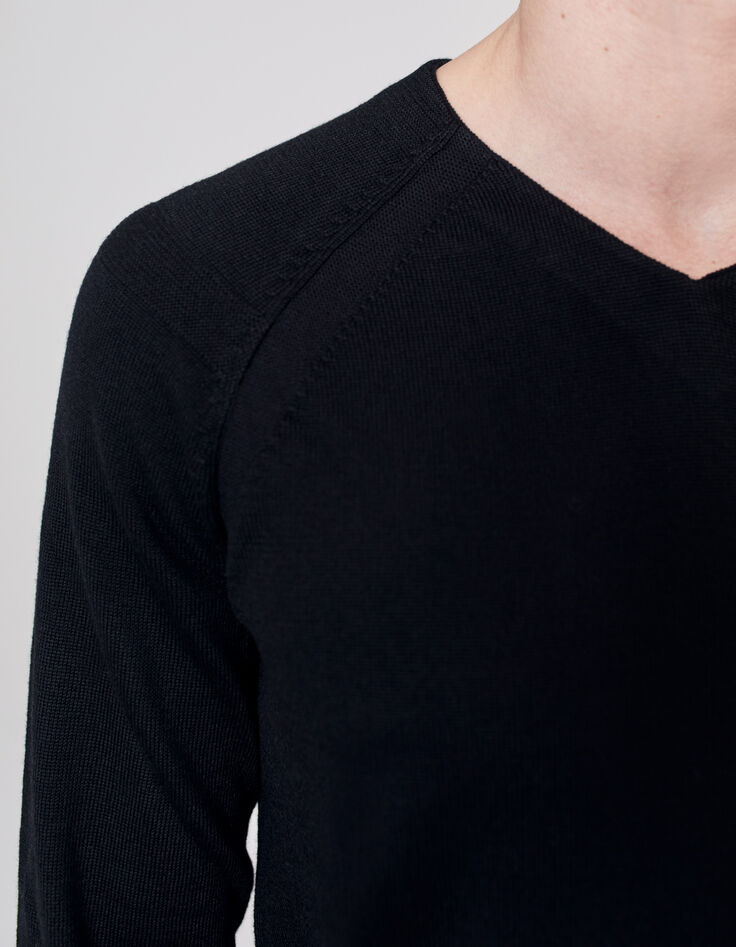 Men&rsquo;s black knit V-neck sweater-3