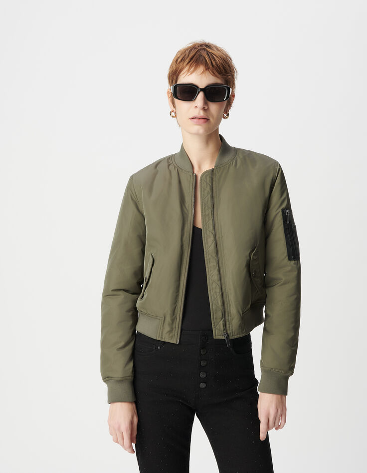 Bomber corta de mujer de color caqui con bolsillo de dos piezas con cremallera-2