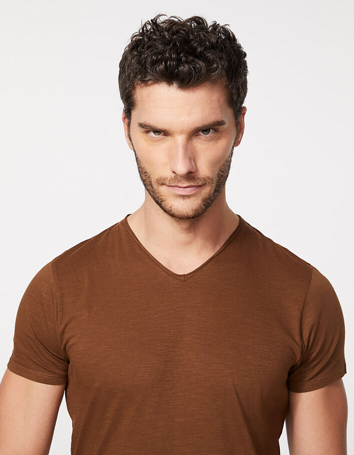 Herren-T-Shirt Essentiel mit V-Ausschnitt in Cognac - IKKS