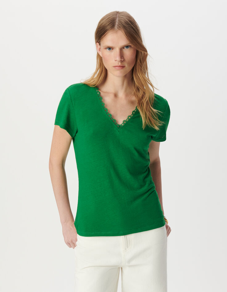 Camiseta verde cuello V delante y detrás-2