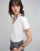 Camiseta blanca de mujer con cuello de pico y diseño de lentejuelas en los hombros-4
