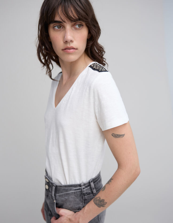 Weißes Damen-T-Shirt mit V-Ausschnitt und Pailletten auf der Schulter-4 Weißes Damen-T-Shirt mit V-Ausschnitt und Pailletten auf der Schulter-4