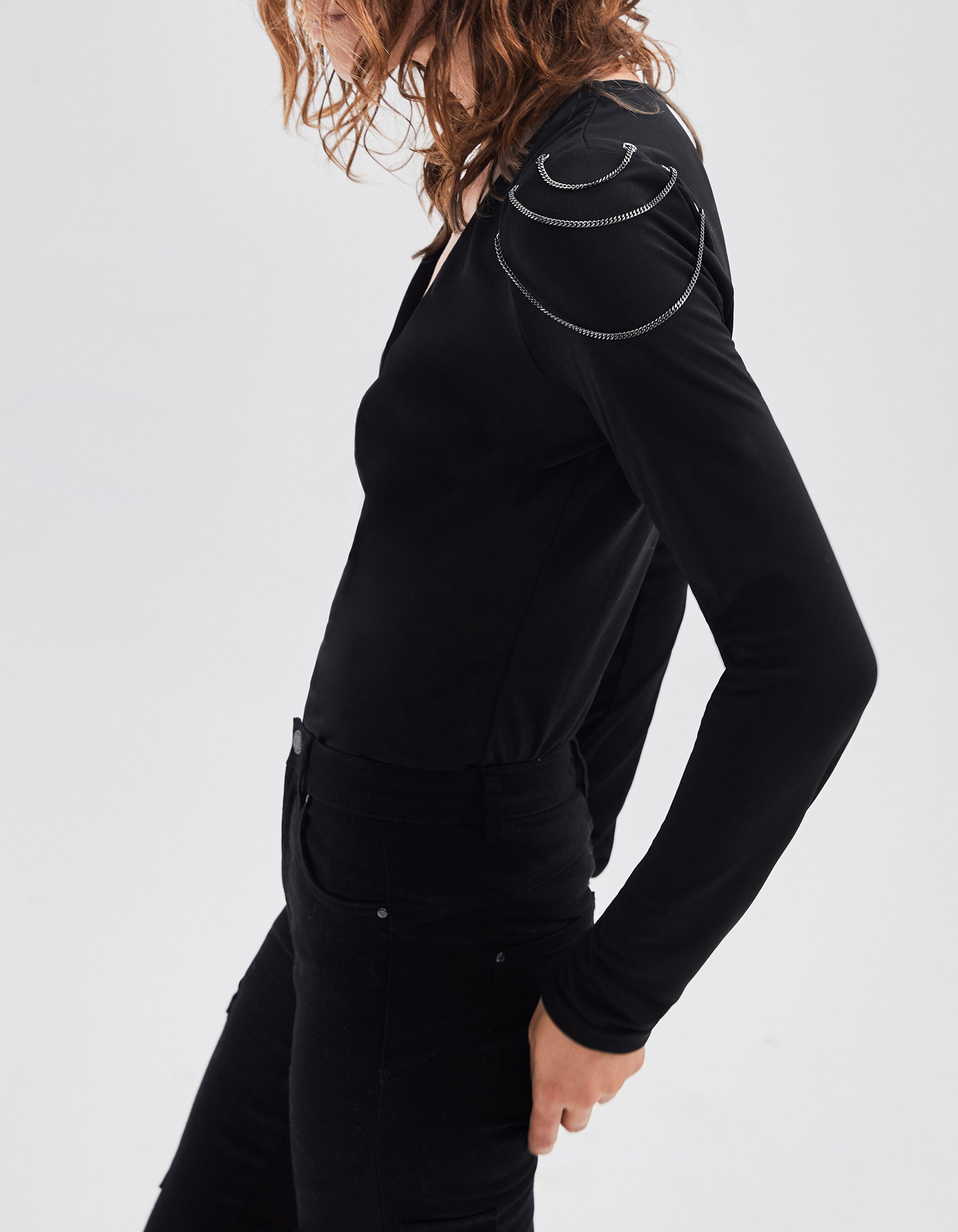 Blusa negra reciclada con cadenas en los hombros mujer IKKS