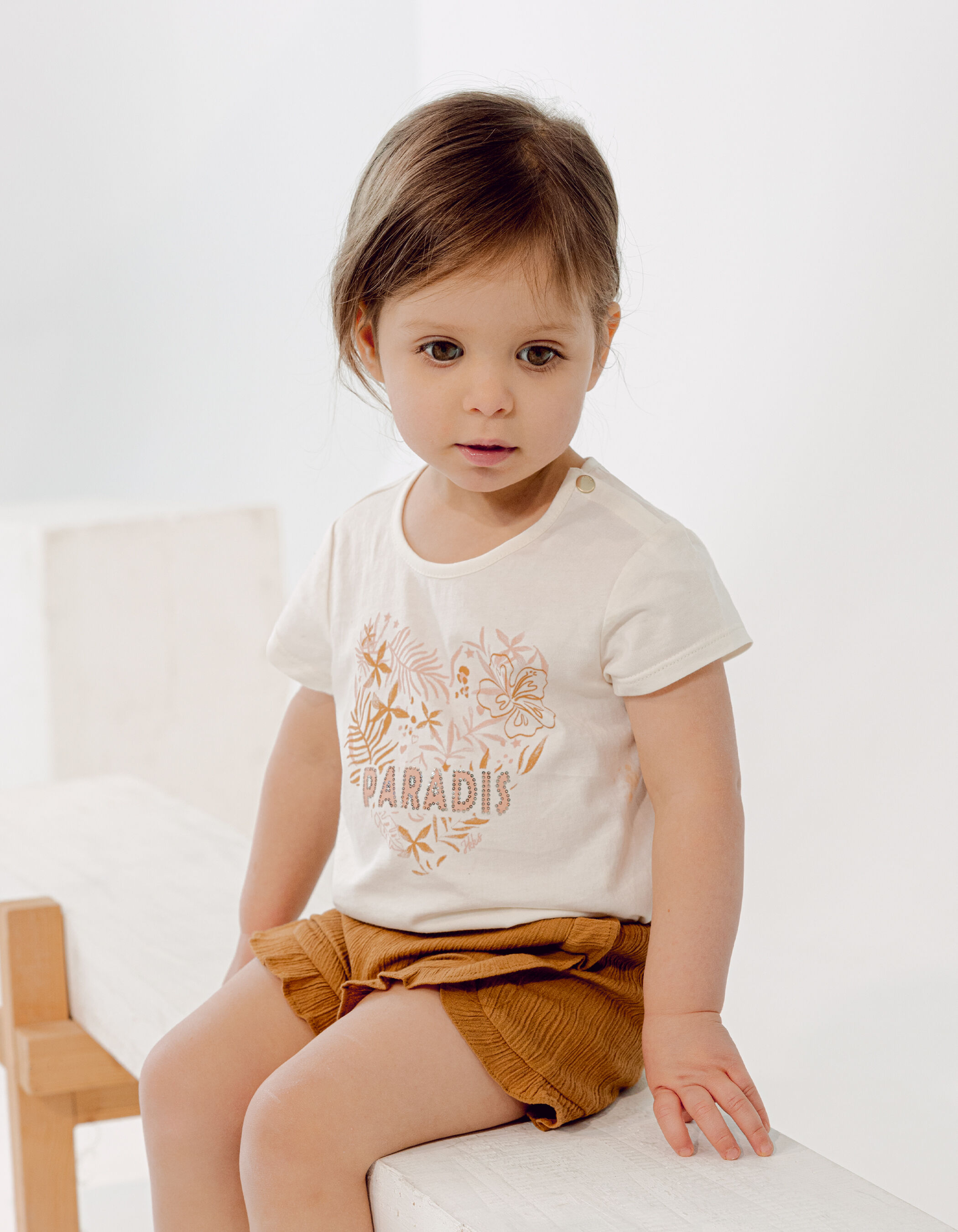 Ensemble T shirt ecru et short camel bebe fille IKKS