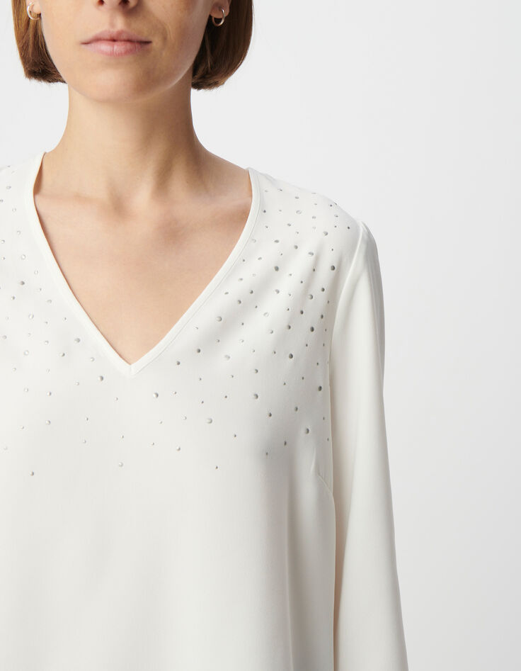 Blusa de mujer en color crudo con adorno de tachuelas-4