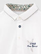 Optisch weißes Jungenpoloshirt mit Stickerei -3
