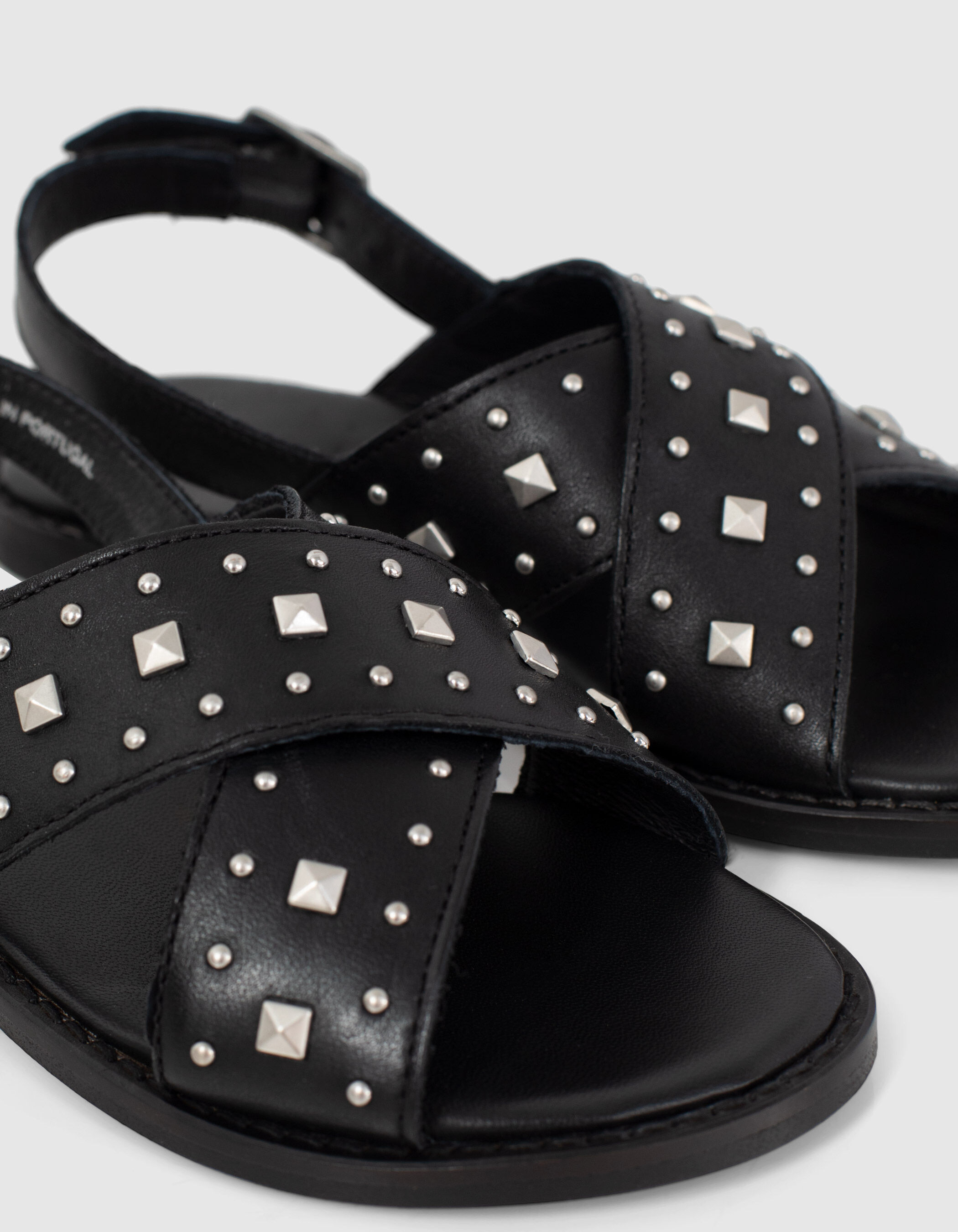 Sandalias negras tachuelas ni a