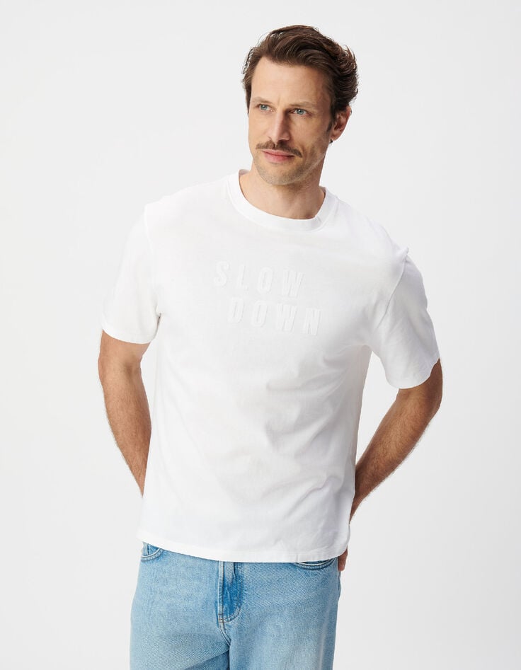 Herren T-Shirt aus wei&szlig;em Samt mit GEFLOCKTER Botschaft-2