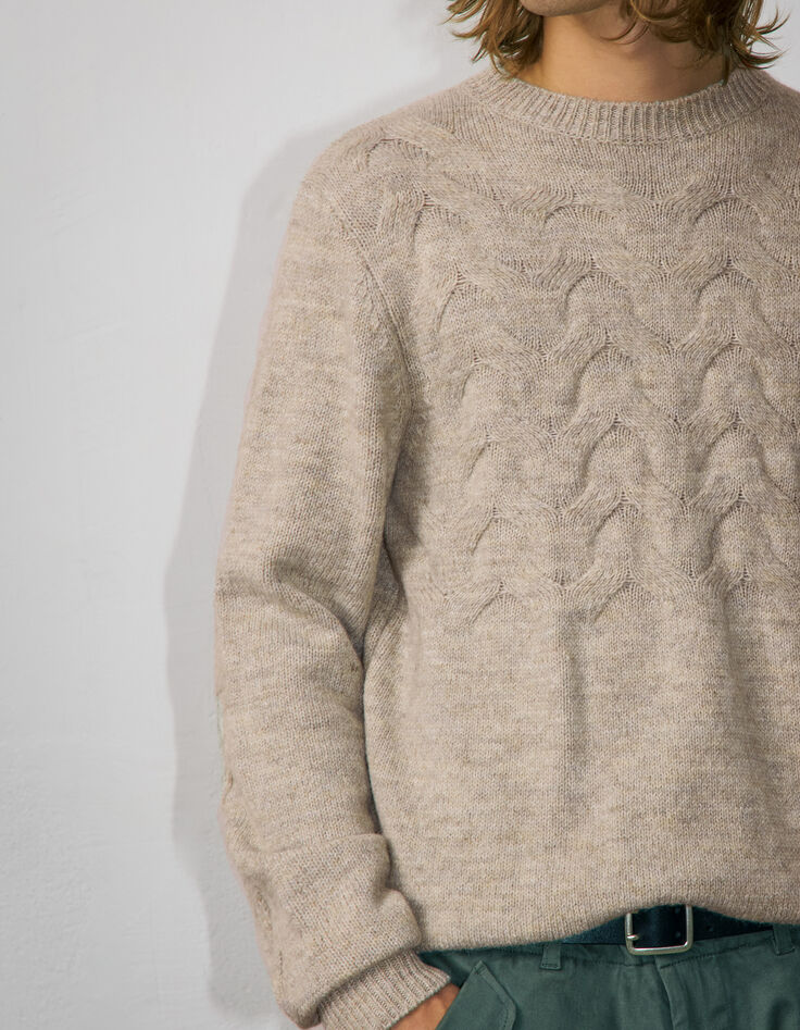 Kittgrauer Herrenstrickpullover mit Zopfmuster-4