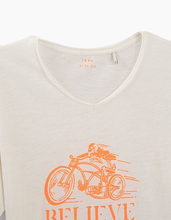 Cremeweißes Herren-T-Shirt mit neonorange Skelett-Biker - IKKS