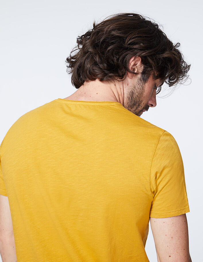Tee-shirt L'Essentiel jaune ocre à col V Homme - IKKS