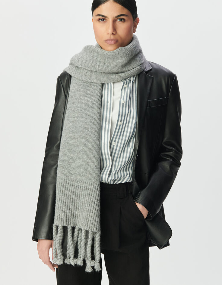 Grauer Damenstrickschal mit Fransen-6