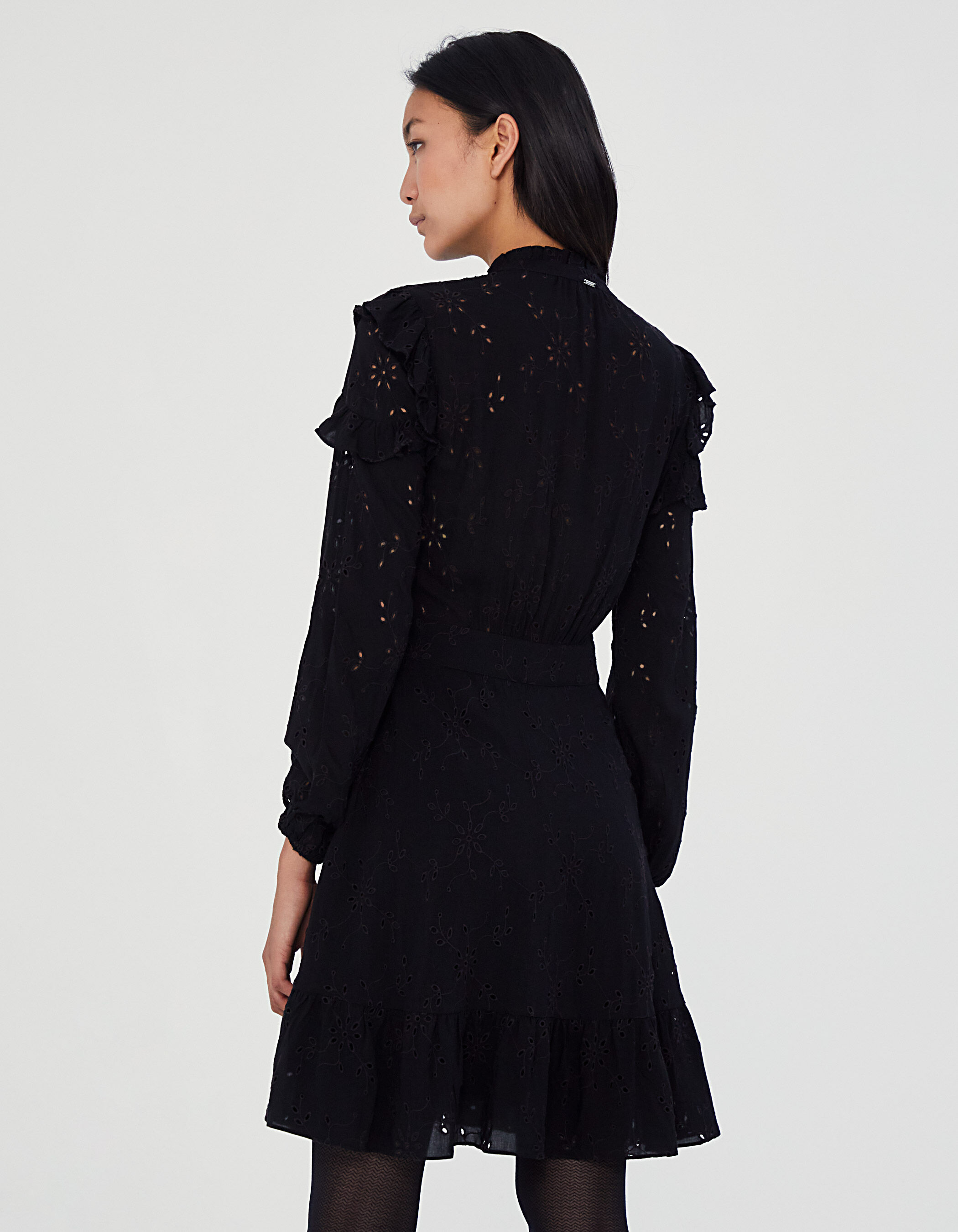 Robe noire cintree en viscose et broderies anglaises
