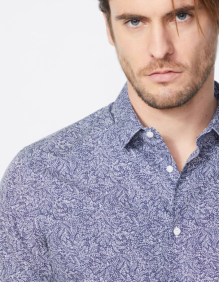 Blaues SLIM-Herrenhemd mit pointillistischem Blätterprint - IKKS