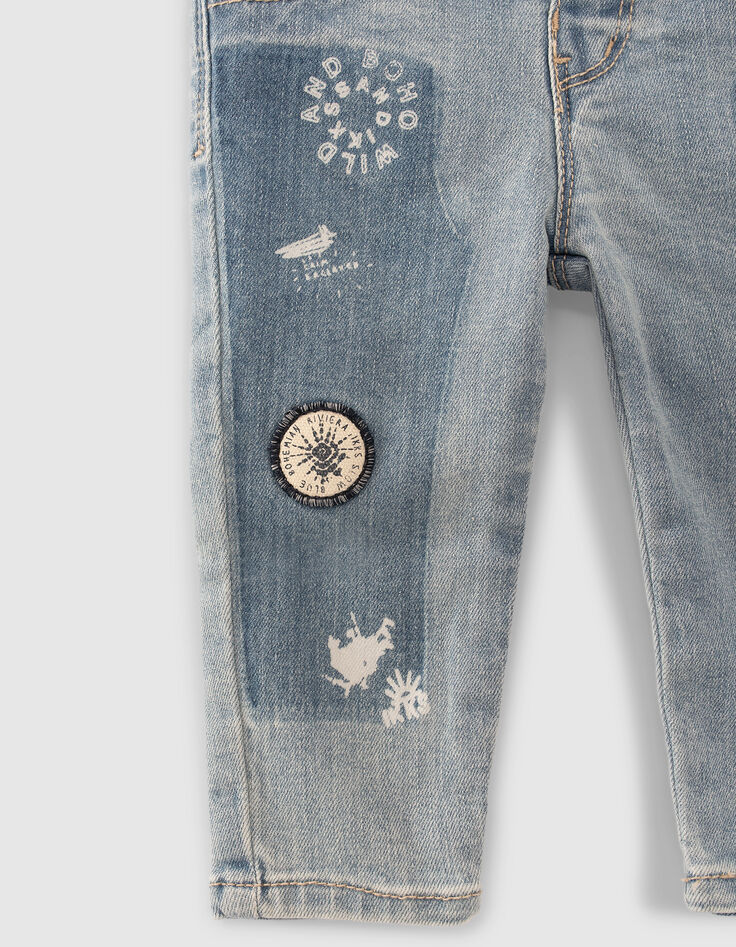 Baby boys’ blue jeans with print and badge-3