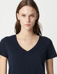 Camiseta de mujer azul marino con cuello en V y espalda bordada en espiga-3