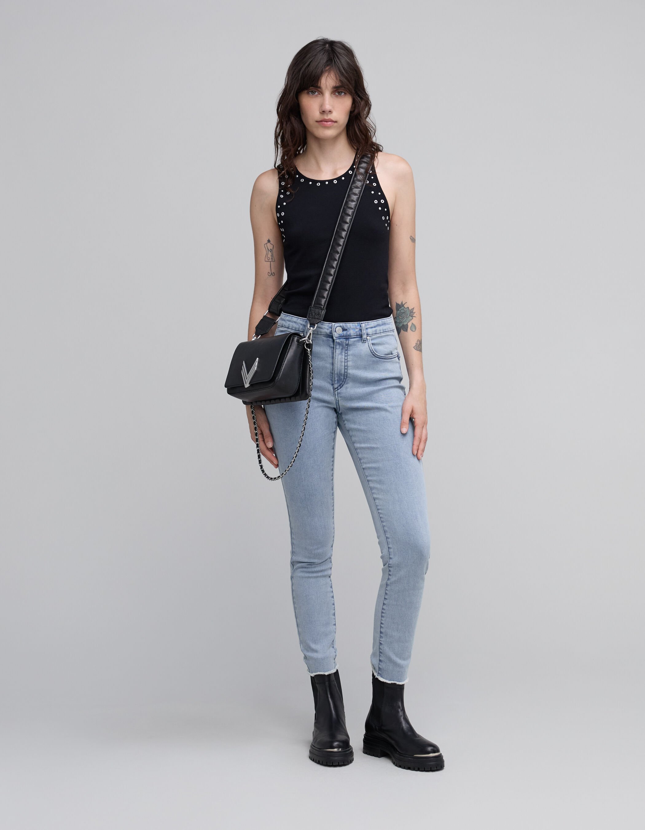 Hellblaue gerade geschnittene Waterless Jeans mit Knopfen und Fransen fur Frauen IKKS