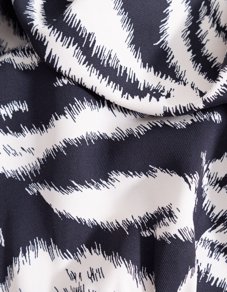 Mujer blusa negra con estampado de cebra-7