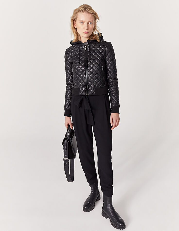 Chaqueta corta capucha piel cordero acolchada negra mujer-6